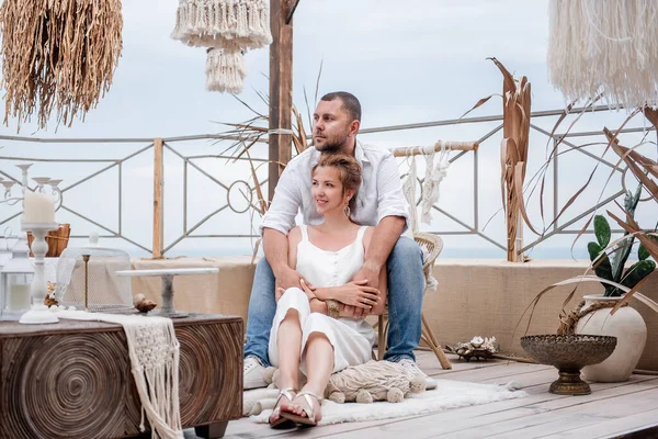 Amar Feliz Casal Meia Idade Branco Sentado Chão Terraço Aberto — Fotografia de Stock