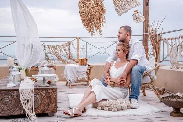 Beyaz Elbiseli Mutlu Orta Yaşlı Çift Çatıda Denize Bakan Terasta — Stok fotoğraf