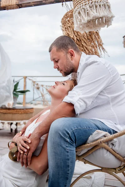 Primer Plano Retrato Feliz Pareja Mediana Edad Abrazos Blancos Suelo — Foto de Stock