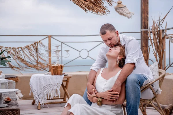 Close Retrato Feliz Casal Meia Idade Branco Beijando Chão Terraço — Fotografia de Stock