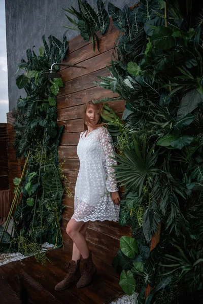 Seorang Wanita Muda Dalam Gaun Pembuka Putih Sepatu Bot Coklat — Stok Foto