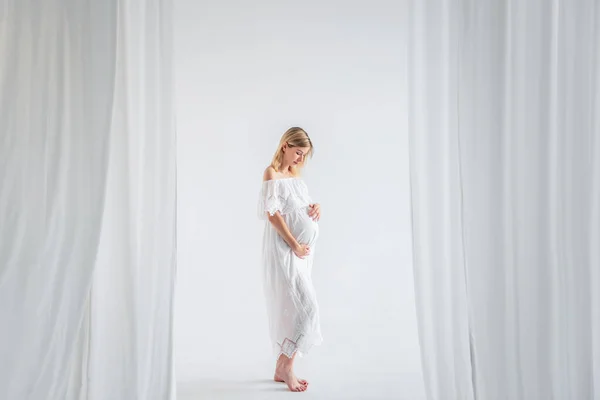 Eine Junge Schwangere Frau Erwartung Eines Babys Weißen Kleid Umarmt — Stockfoto