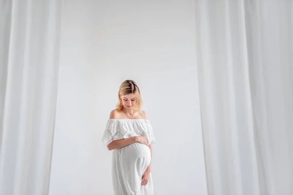 Egy Fiatal Terhes Aki Egy Fehér Ruhás Babát Vár Ölelkezik — Stock Fotó