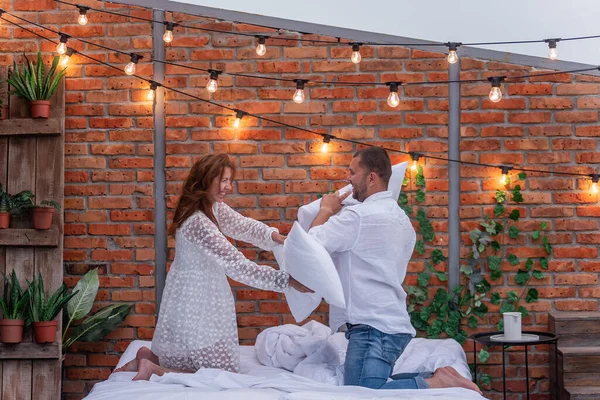 Casal Apaixonado Divertir Cama Lutar Com Almofadas Rir Menina Bonita — Fotografia de Stock