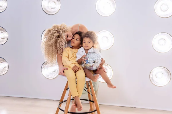 Sarışın Beyaz Bir Kadın Afrikalı Amerikalı Kızını Kucaklıyor Oğlu Çocukları — Stok fotoğraf