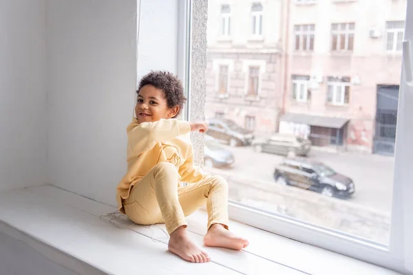 Garotinho Afro Americano Pijama Amarelo Fica Descalço Peitoril Largo Junto — Fotografia de Stock