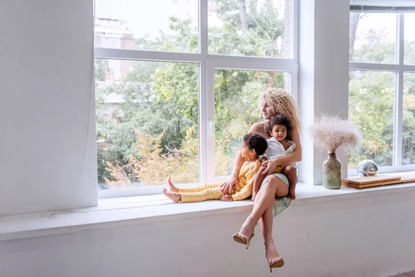 Jovem Mulher Branca Loira Abraçando Crianças Afro Americanas Filha Filho — Fotografia de Stock