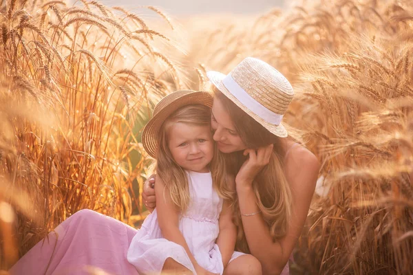 Close Portrait Mother Daughter Straw Hats Wheat Field Dew Drops — Stock Photo, Image