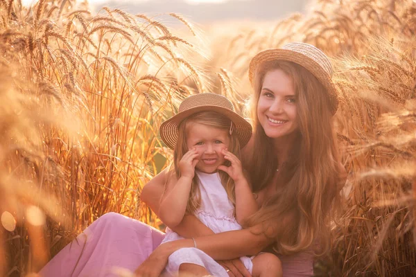 Close Portret Van Moeder Met Dochter Met Strohoedjes Tarweveld Met — Stockfoto