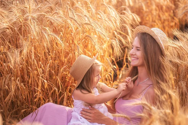 Großaufnahme Porträt Von Mutter Mit Tochter Strohhüten Weizenfeld Mit Tautropfen — Stockfoto