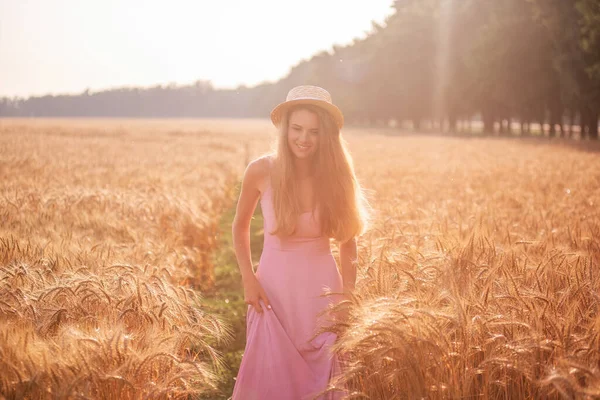 Potret Seorang Wanita Muda Yang Bahagia Dengan Topi Jerami Gaun — Stok Foto