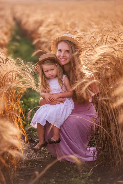 Close Portrait Mother Daughter Straw Hats Wheat Field Dew Drops — Stock Photo, Image