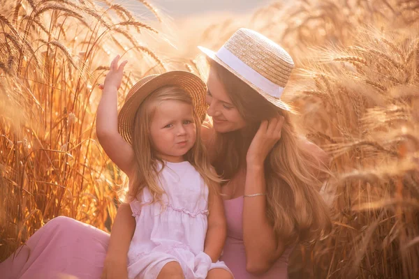 Close Portrait Mother Daughter Straw Hats Wheat Field Dew Drops — Stock Photo, Image