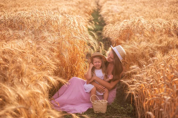 露滴と小麦畑のわらの帽子の娘と母親のクローズアップ肖像画 若い女性の女の子と ライ麦の黄金の耳でお互いをくすぐる お互いのキスを抱擁笑う楽しさがあります 田舎だ — ストック写真