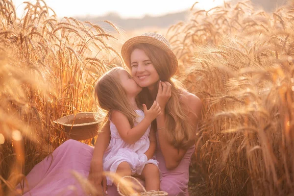 Close Portrait Mother Daughter Straw Hats Wheat Field Dew Drops — Stock Photo, Image