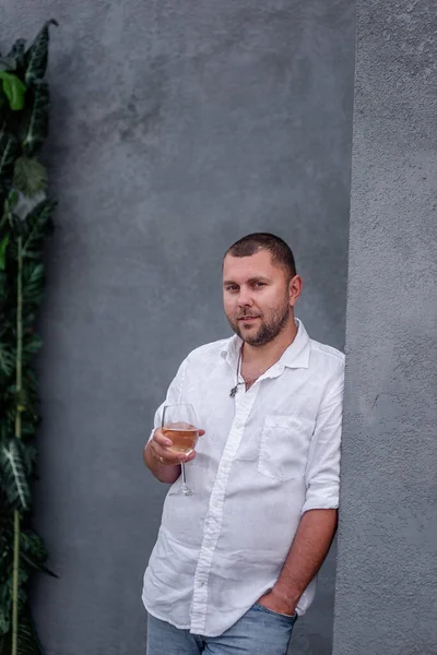 Portret Młodego Stylowego Mężczyzny Trzymającego Kieliszek Białego Wina Pijącego Facet — Zdjęcie stockowe