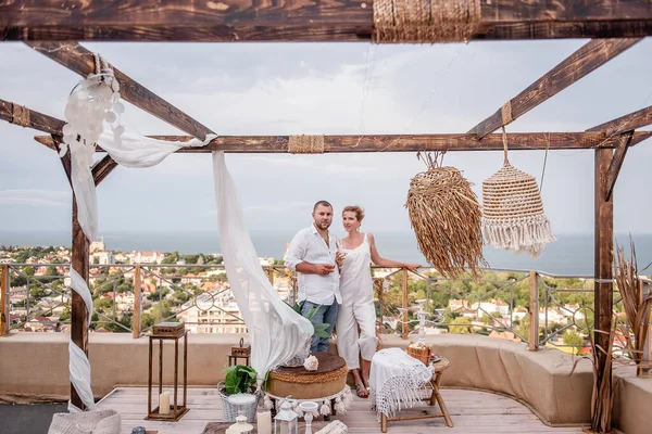 Liebespaar Trinkt Weißwein Gläsern Auf Offener Terrasse Mit Blick Aufs — Stockfoto