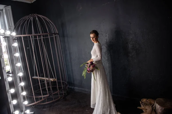 Divat Menyasszony Egy Fehér Nyitott Ruha Fátyol Nélkül Tartja Esküvői — Stock Fotó