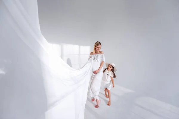 Těhotná Matka Drží Bílou Lehkou Látku Minimalistickém Interiéru Světlými Stíny — Stock fotografie