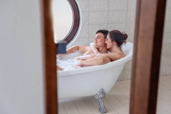 Casal Amoroso Toma Banho Espuma Interior Minimalista Branco Moderno Uma — Fotografia de Stock