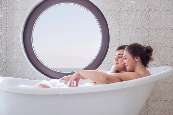 Kochająca Się Para Bierze Kąpiel Bąbelkami Minimalistycznym Białym Nowoczesnym Wnętrzu — Zdjęcie stockowe