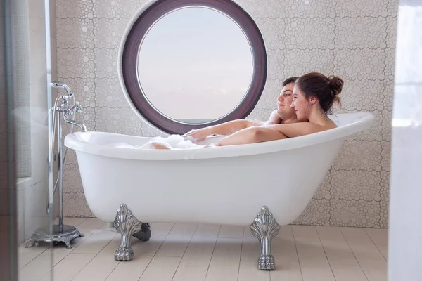 Kochająca Się Para Bierze Kąpiel Bąbelkami Minimalistycznym Białym Nowoczesnym Wnętrzu — Zdjęcie stockowe