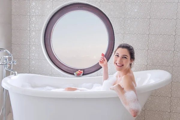 Mujer Joven Oliendo Blanco Baño Moderno Con Espuma Come Fresa — Foto de Stock