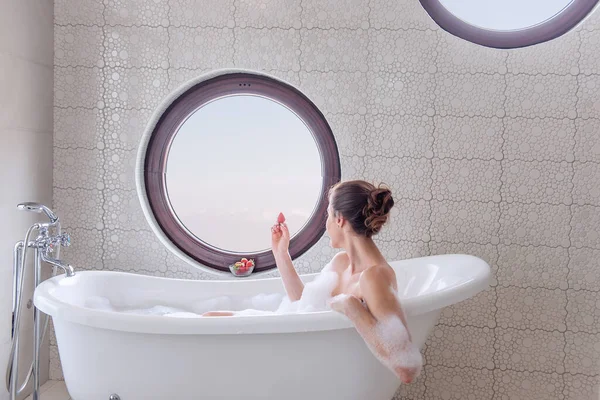 Jovem Sorrindo Branco Banho Moderno Com Espuma Come Morango Suculento — Fotografia de Stock