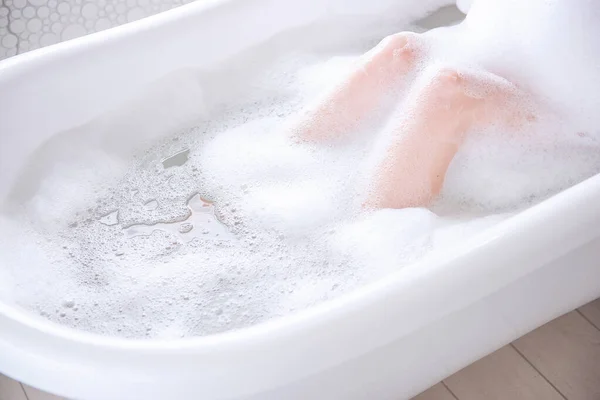 Womens Delicate Legs White Fluffy Foam Bathroom Girl Takes Bath — Stock Photo, Image