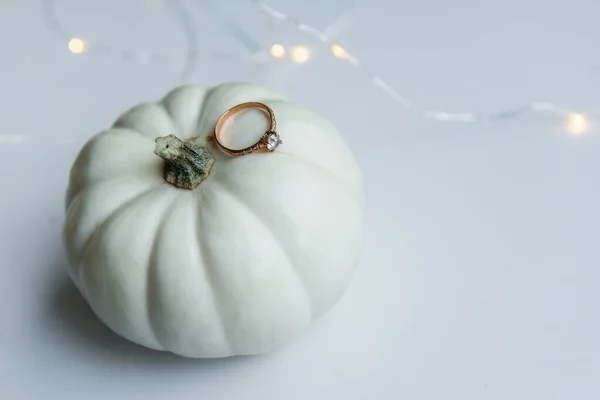 Herbsthochzeit Auf Dem Weißen Kürbis Befindet Sich Ein Verlobungsring Weißer — Stockfoto