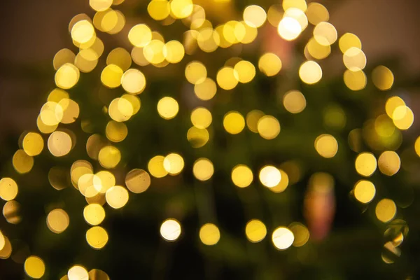 Wazig Kleurrijke Feestelijke Achtergrond Onscherp Kerstboom Met Slinger Geel Groene — Stockfoto