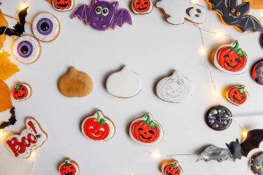 Turuncu kabak şeklinde zencefilli kurabiyenin kremayla nasıl çizileceği konusunda adım adım talimatlar. Altı adımda pasta şefinden, DIY Master dersine. Cadılar Bayramı tatlıları izole bir arka planda. Boşluğu kopyala