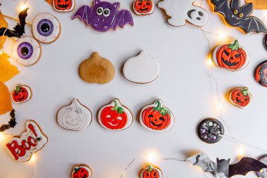 Turuncu kabak şeklinde zencefilli kurabiyenin kremayla nasıl çizileceği konusunda adım adım talimatlar. Altı adımda pasta şefinden, DIY Master dersine. Cadılar Bayramı tatlıları izole bir arka planda. Boşluğu kopyala