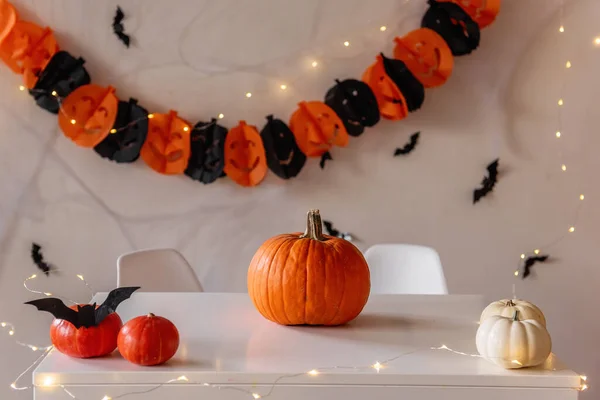 Открытка Имбирных Черных Тонах Хэллоуин Оранжевые Тыквы Лежат Белом Столе — стоковое фото