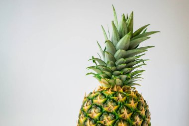 Açık gri arkaplanda ananas kapağı.