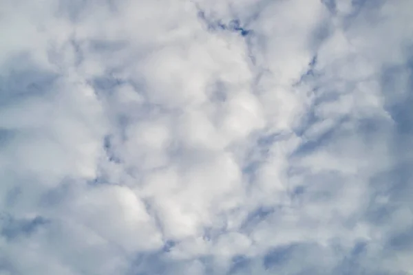구름들이 하늘과 구름으로 뒤덮인 — 스톡 사진