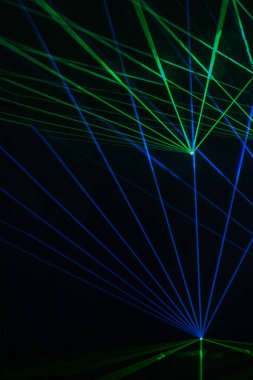 Bulanık ışık huzmesi ile soyut arkaplan. Işıklar ve spot ışıkları, sahne ışıkları ve duman. Disko lazeri dumanın içinden geçiyor..