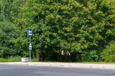 Otobüs durağı, otobüs durağı sembolleri. Doğada.