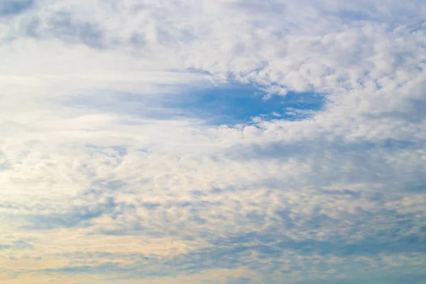 구름이 새파란 하루의 — 스톡 사진