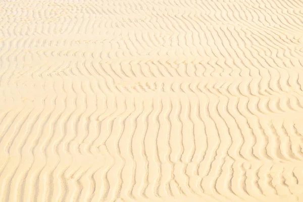 해변 모래 질감이요. 파도치는 모래를 가까이 서 본 모습. — 스톡 사진