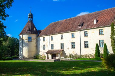 Eski ortaçağ kalesi Jaunpils 'e bakın. 14. yüzyılda Livonya Düzeni 'nin kalesi inşa edildi..