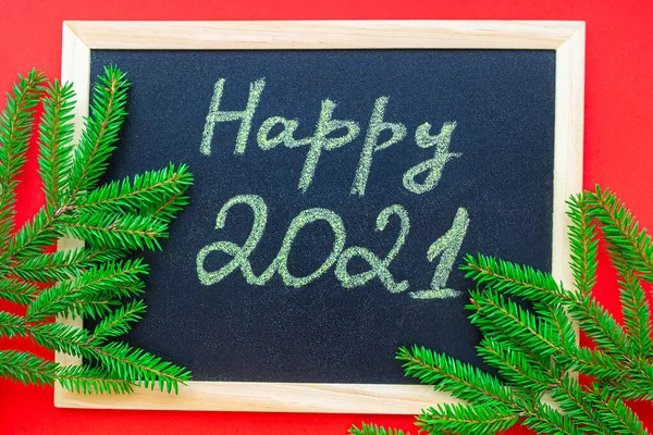 손으로 글씨체 Happy 2021 Chalkboard 크리스마스 트리의 가지들 나막신 — 스톡 사진