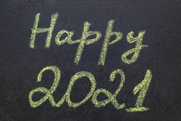 Chalkboard Com Giz Amarelo Inscrição Manuscrita Happy 2021 Deitado Plano — Fotografia de Stock