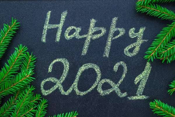 손으로 글씨체 Happy 2021 Chalkboard 크리스마스 트리의 가지들이 원안에 있다고 — 스톡 사진