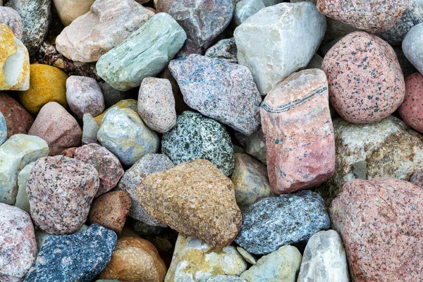 Piccoli ciottoli multicolori colorati su una spiaggia. Sfondo della natura, texture. — Foto Stock