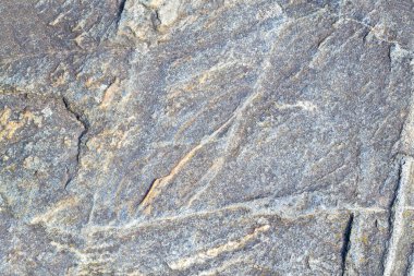 Çizgi taşı arka plan. Koyu gri ve beyaz granit, işlenmemiş yüzey.