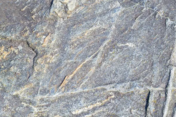 Çizgi taşı arka plan. Koyu gri ve beyaz granit, işlenmemiş yüzey.