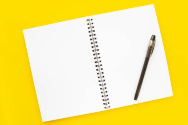 Sarı arkaplan görünümünde boş bir not defteri aç