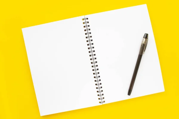 Sarı arkaplan görünümünde boş bir not defteri aç — Stok fotoğraf