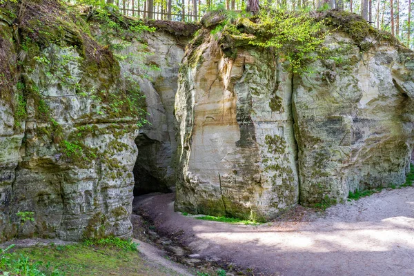 Fiume ruscello dalla grotta. Frammento di roccia arenaria Big Elita — Foto Stock